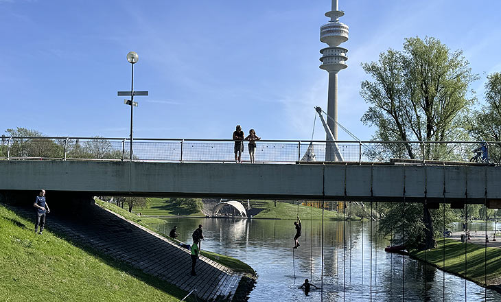 nasse Angelegenheit: erst durch Wasser, dann hochklettern,anschlagen und wieder raus: Spartan Race München 2024 am 13.04.2024 im Olympiapark (©Foto: Martin Schmitz)